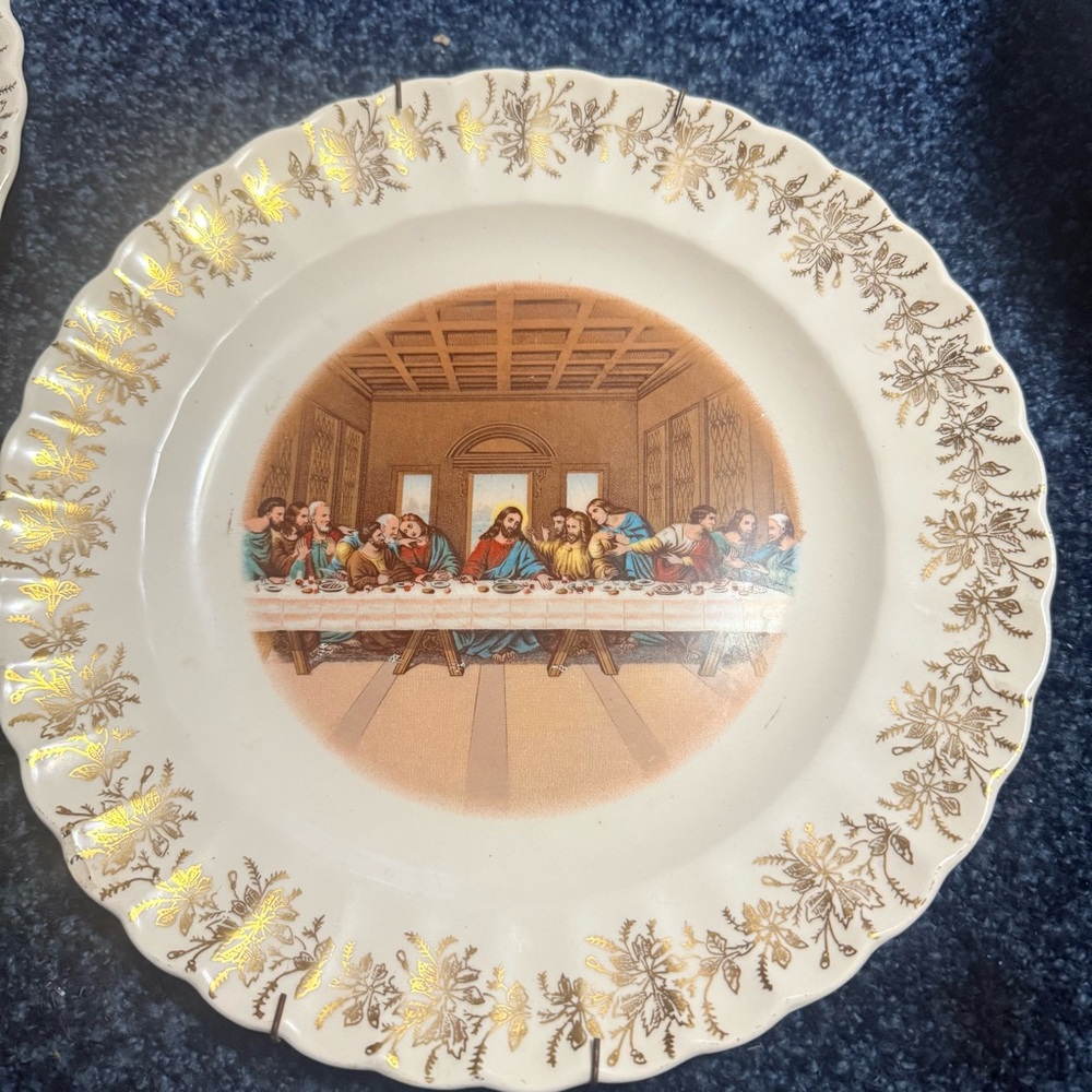 SandersClassic White and Gold Dinner Plate with Last Supper Motif
